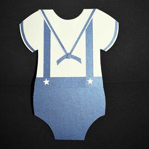 Tarjeta de nacimiento en 3D en forma de traje blanco y azul de papel blanco y azul