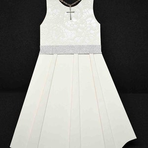 Carte pour baptême ou communion sur papier blanc au motif robe blanche à la petite croix