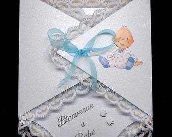 Carte de naissance bébé en 3D en forme de  lange bleue motif bébé ruban bleu et dentelle de calais