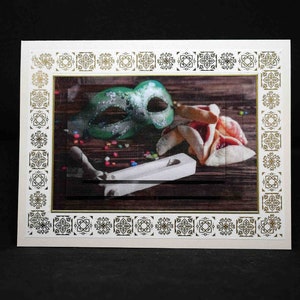 Carte pour fêtes juives motif Pourim photo en 3D de masque de crécelle et de gateau d'oreilles d'aman