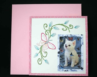 Carte brodée  animal  pour anniversaire au motif chat aux papillons sur papier blanc et rose