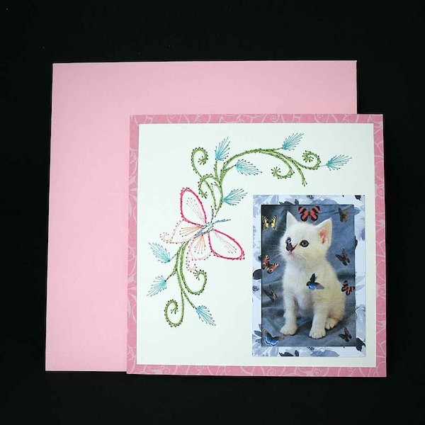 Carte brodée  animal  pour anniversaire au motif chat aux papillons sur papier blanc et rose