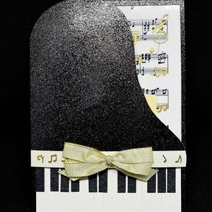 Schwarze Klavier-Geburtstagskarte mit goldener Schleife