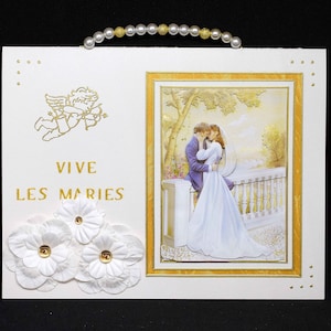 Carte pour mariage en 3D blanche et dorée au motif de mariés anse en perles