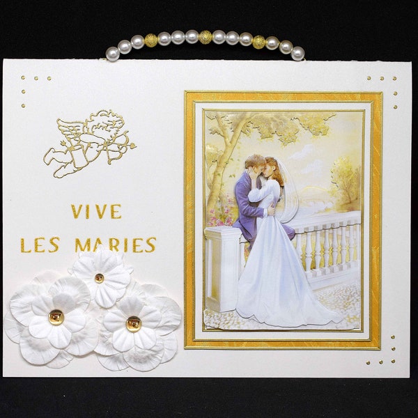 Carte pour mariage en 3D blanche et dorée au motif de mariés anse en perles