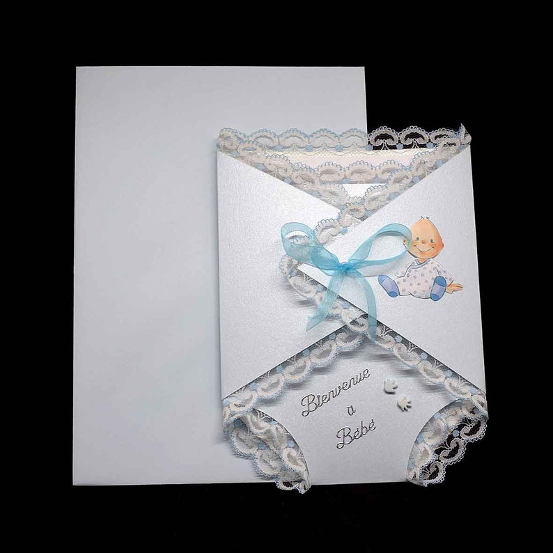 Carte de naissance bébé en 3D en forme de lange bleue motif bébé ruban bleu et dentelle de calais image 2