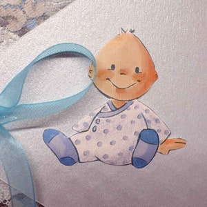 Carte de naissance bébé en 3D en forme de lange bleue motif bébé ruban bleu et dentelle de calais image 3