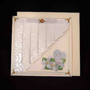 Carte de mariage blanche et ivoire motif 3D fleurs et rideau en papier dentelle