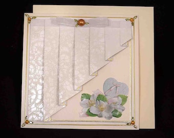 Carte de mariage blanche et ivoire motif 3D fleurs et rideau en papier dentelle