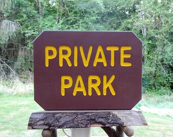 Panneau PRIVÉ PARK, panneau de camp de cabine de chemin de chemin de chemin de style de service des parcs nationaux et des forêts. Lettrage réfléchissant gravé à la main ma038P+