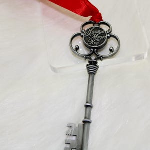Santa&#39;s Magic Metal Key: Christmas Eve Ornament