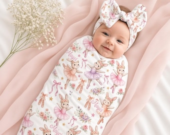 Puede incluir: Una manta de arrullo blanca y una diadema a juego con un patrón repetitivo de conejitos con tutús de ballet, lazos rosas, flores y el nombre Mayci. La tela está decorada con colores pastel suaves y estrellas doradas.