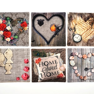 Peut inclure: Ensemble de six dessous-de-verre carrés en tissu avec des motifs différents. Chaque dessous-de-verre présente une forme de cœur avec divers éléments, notamment des fleurs, des oiseaux, une horloge et une clé. Les dessous-de-verre sont en tissu beige avec une texture subtile.