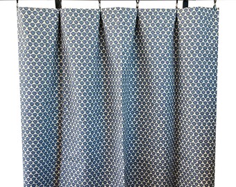 Könnte beinhalten: Ein Satz blauer Vorhänge mit einem weißen Herzmuster. Die Vorhänge sind an einer schwarzen Stange aufgehängt.