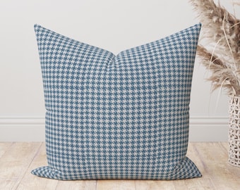 Può includere: Un cuscino decorativo blu e bianco con un motivo a pied-de-poule.