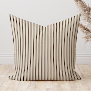 Federa per cuscino di alta qualità per arredamento di casa color castagna, stampa a righe sottili color castagna scuro.