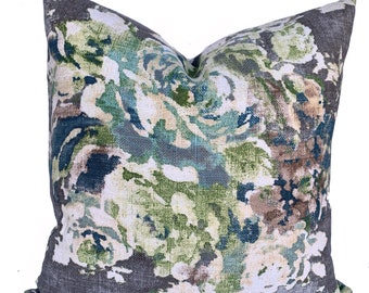 Un cuscino Covington, federa per cuscino floreale grigio blu verde talpa, decorazione per la casa come visto su The BACHELOR