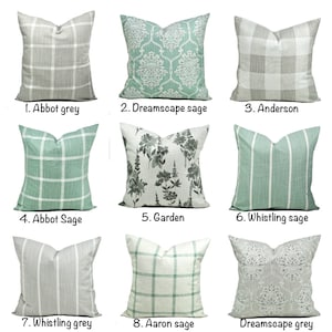 Pu&ograve; includere: Nove cuscini decorativi con vari disegni e colori. I disegni includono quadri, floreali, righe e damascati. I colori vanno dal grigio e bianco al verde salvia. Ogni cuscino &egrave; etichettato con un nome.