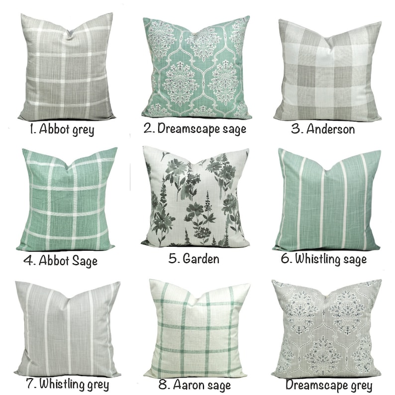 Pu&ograve; includere: Nove cuscini decorativi con vari disegni e colori. I disegni includono quadri, floreali, righe e damascati. I colori vanno dal grigio e bianco al verde salvia. Ogni cuscino &egrave; etichettato con un nome.