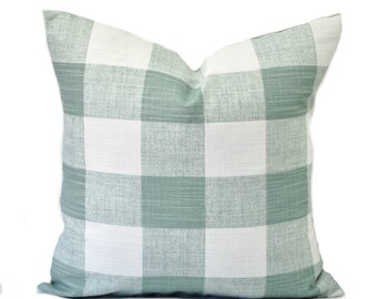 Una funda de almohada de cuadros, cojín, almohada de tiro decorativo, almohada verde salvia, almohada verde huevo de pato, almohada de acento, funda de almohada a cuadros