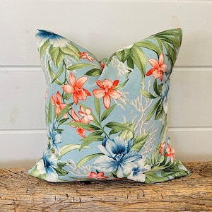 Een kussenhoezen van Tommy Bahama, Tropical Pillow, Hawaiian print kussen, accentkussen, Tropical floral outdoor kussen