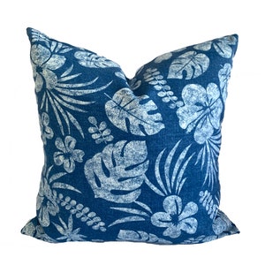 Eén Tommy Bahama kussensloop voor buiten, decoratief sierkussen, tropisch kussen, accentkussen, marineblauw bloemenkussen, Hawaiiaans kussen