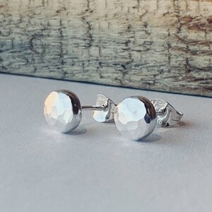 Clous d'oreilles en argent sterling recyclés faits main, clous d'oreilles, clous d'oreilles en argent martelé, clous d'oreilles, boucles d'oreilles, petites boucles d'oreilles en argent, clous image 4