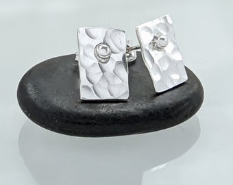 Pendientes de plata de ley martillada: diseño de rectángulo pequeño