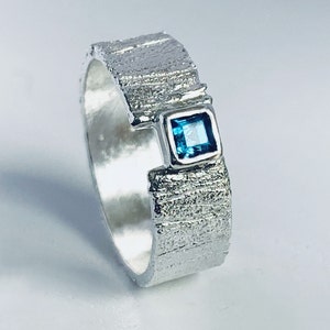 Anillo de plata de ley reciclada con topacio azul Londres Anillo hecho a mano de plata de ley con un topacio azul Londres cuadrado de 3 mm
