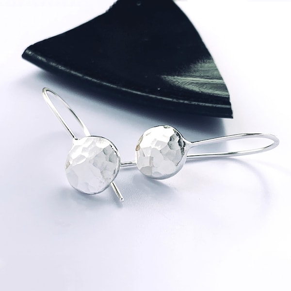 Pendientes de gancho de plata esterlina reciclada martillada: joyería orgánica colgante