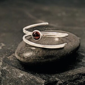 Gehamerde sterlingzilveren wrap-granaatring - Handmade Urban Jewellery