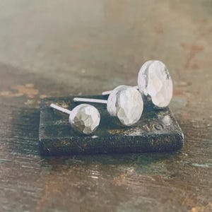 Handgemachter Ohrstecker (einzeln) aus recyceltem Sterlingsilber