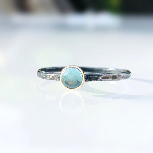 Gold & Sterling Silber Schweizer Blautopas Ring - Gehämmertes Bandring