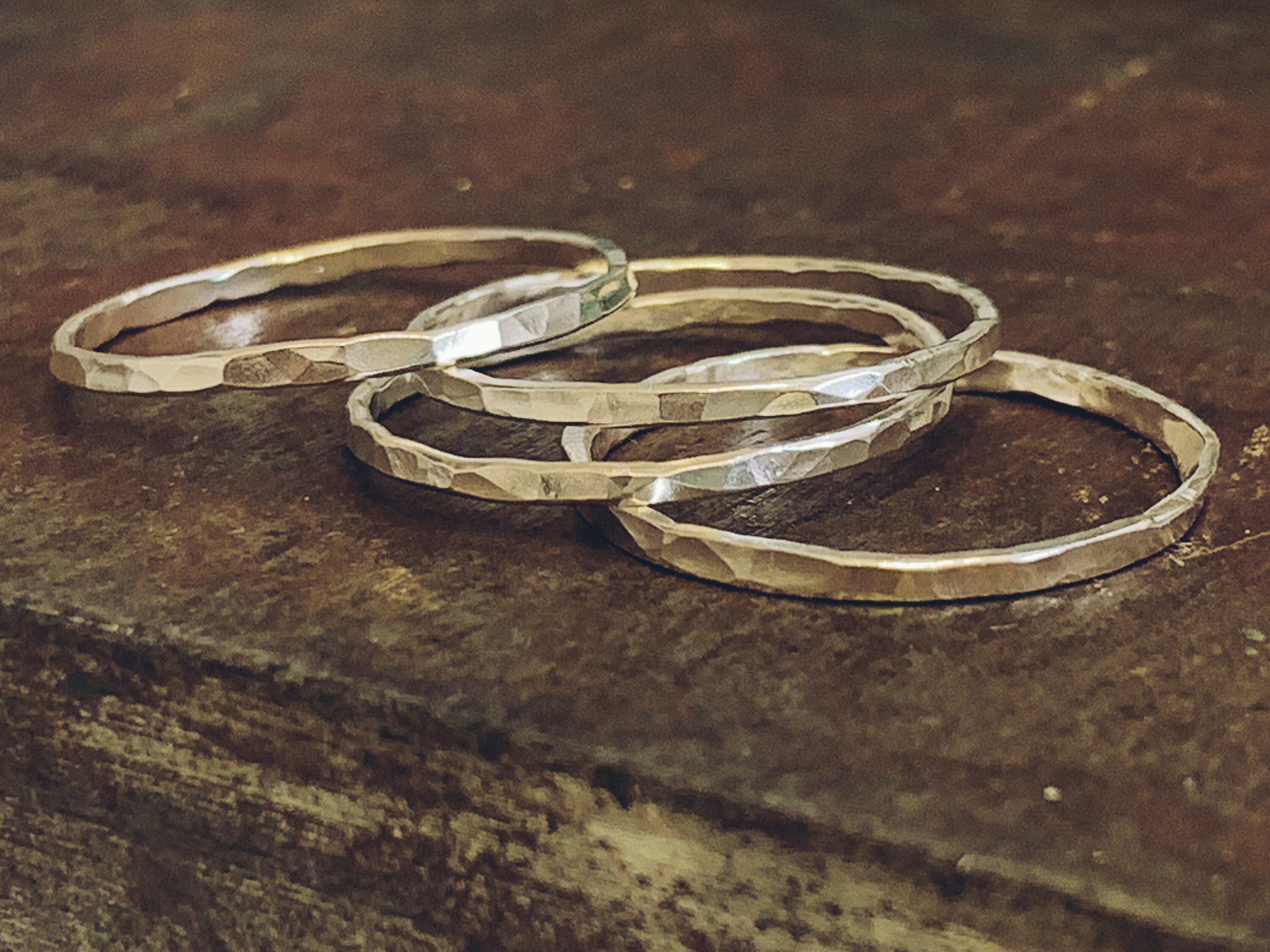 Anello Impilabile In Argento Sterling Testurizzato Fatto A Mano: Fascia Artigianale Biologica - Italia - Foto 4