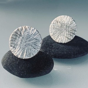 Schmuck, Silber, Ohrringe, Silberohrstecker, Sterlingsilber-Kratzer-Ohrstecker im modernen Design