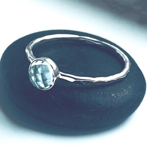 ANILLO DE TOPACIO DE PLATA, Anillo fino texturizado de topacio de plata esterlina reciclada