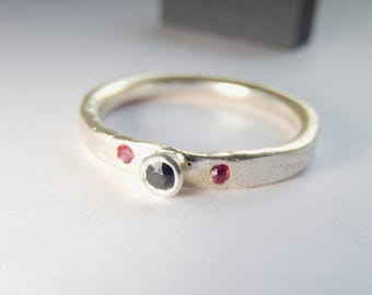 Bague réticulée en argent sterling : accents de rubis et de saphirs