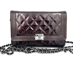 Chanel Borgoña Patente Cuero Boy Wallet en Cadena WOC Crossbody Bolso