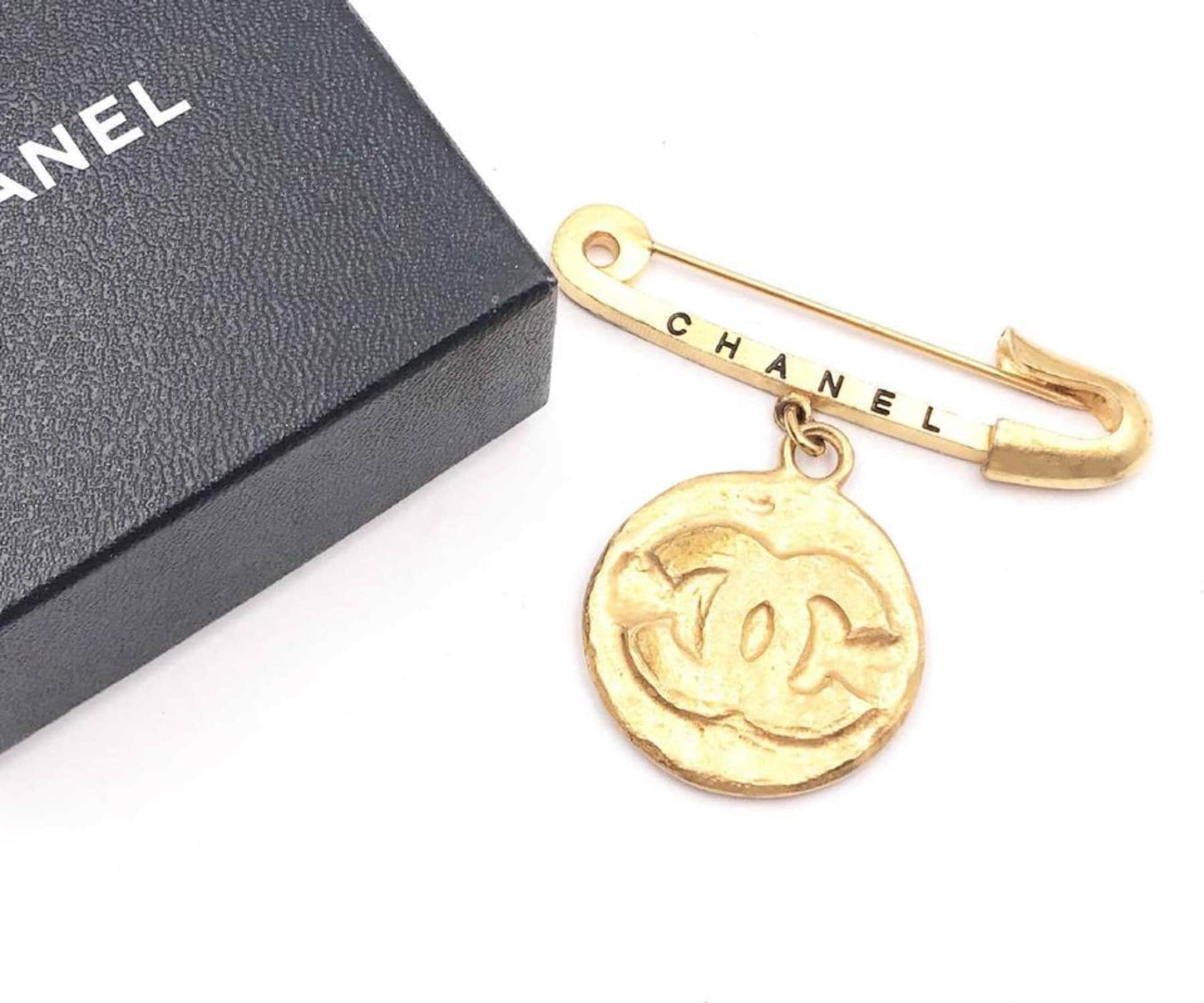 Chanel Medallion Brooch Pin Gold 95A 60392 Vintage Brooch | CHANEL CC Logo Monogram Quilted Brooch Pin  main image 3