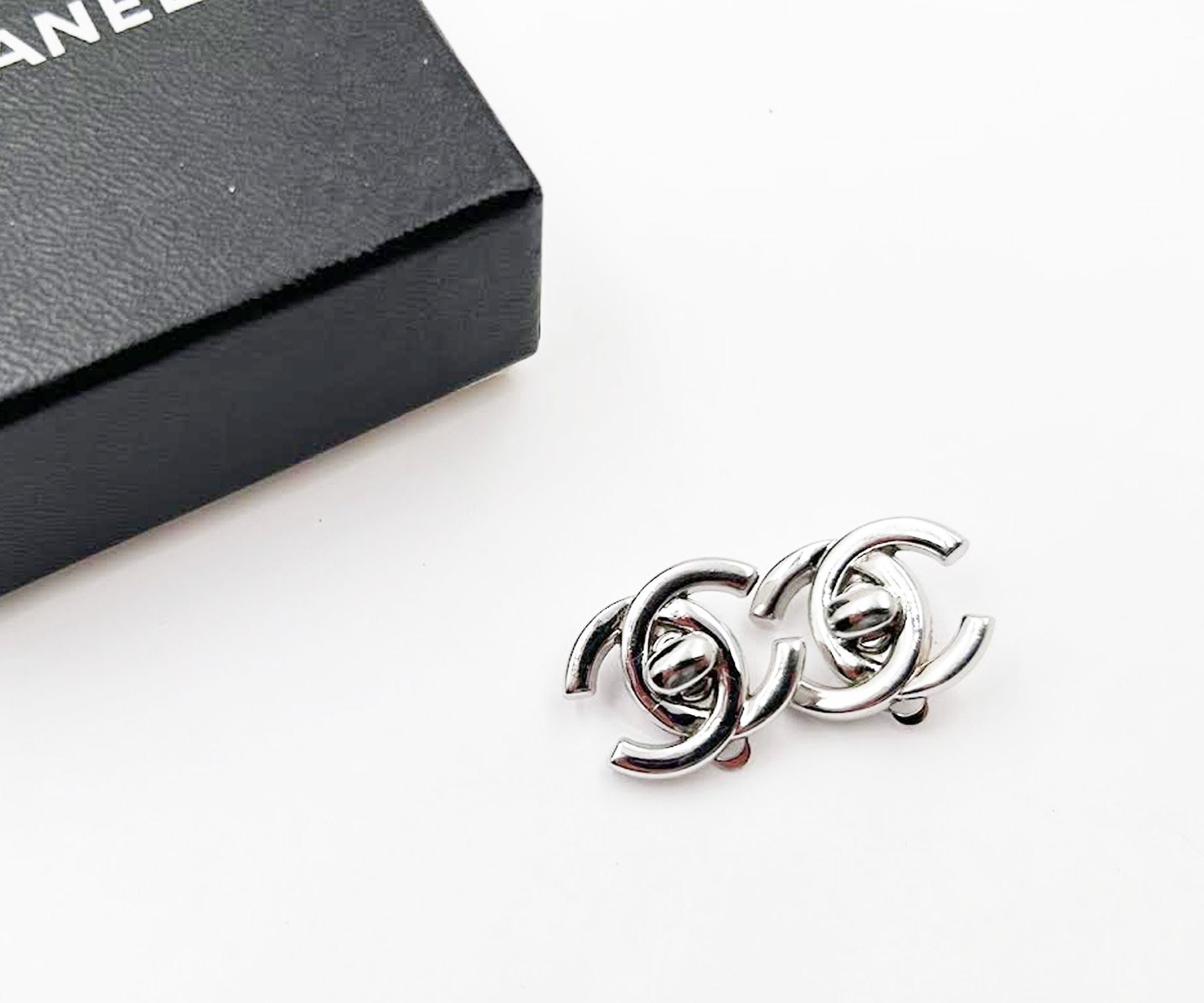 Chanel  silver drape clip- on belt plus earrings Chanel Crystal Lambskin Chain CC Hoop Clip On Earrings Black  main image 3