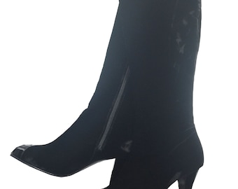 Botas de terciopelo negro auténticas de la marca Chanel, completamente nuevas.