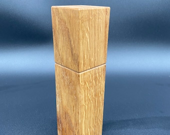 Élégant moulin à épices en bois de chêne avec broyeur en céramique. Moulin à poivre ou moulin à sel