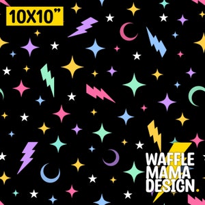Può includere: Uno sfondo nero con un motivo ripetitivo di stelle colorate, fulmini e mezze lune. Il testo "WAFFLE MAMA DESIGN." è nell'angolo in basso a destra dell'immagine. Il testo "10X10" è nell'angolo in alto a sinistra dell'immagine.
