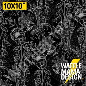 Op de afbeelding: Een digitale zwart-witte illustratie van een bloemenpatroon met een spinnenwebontwerp. Het patroon bevat verschillende bloemen, waaronder lelies, madeliefjes en anemonen. De tekst "WAFFLE MAMA DESIGN." is in geel met een bliksemontwerp.
