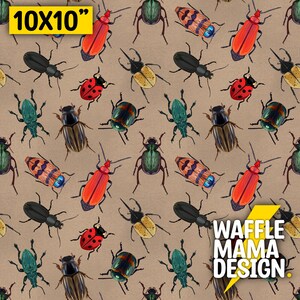 Op de afbeelding: Een stof van 25,4 x 25,4 cm met een herhalend patroon van verschillende kleurrijke insecten, waaronder lieveheersbeestjes, kevers en snuitkevers, op een bruine achtergrond. De tekst "WAFFLE MAMA DESIGN." staat in de rechterbenedenhoek.