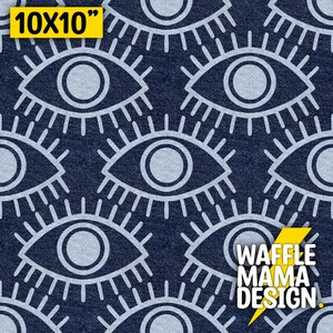 Può includere: Uno schema senza cuciture di occhi bianchi su uno sfondo di denim blu scuro. Gli occhi hanno un contorno bianco e un cerchio bianco al centro. Lo schema si ripete su tutta l'immagine. Il testo "WAFFLE MAMA DESIGN." è nell'angolo in basso a destra dell'immagine.