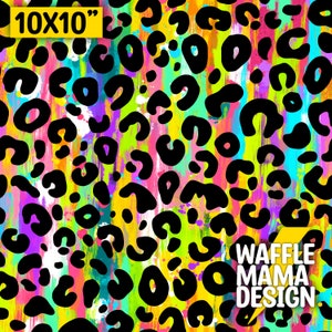 Könnte beinhalten: Ein digitales Design mit einer Größe von 10x10 Zoll, das ein schwarzes Leopardenmuster auf einem leuchtenden, bunten Hintergrund mit Streifen in Gelb, Grün, Rosa, Blau und Orange zeigt. Der Text "WAFFLE MAMA DESIGN" ist in Weiß am unteren Rand des Bildes.