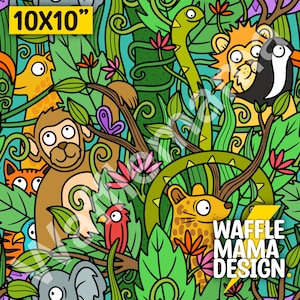 Può includere: Un motivo colorato a tema giungla con animali dei cartoni animati, piante e viti. Il motivo include una scimmia, un leone, una giraffa, un serpente, un uccello e un elefante. Il testo "WAFFLE MAMA DESIGN" è incluso nel motivo.