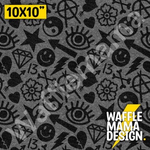 以下が含まれることがあります： グレーの背景に黒と白のパターン。パターンには、ハート、星、矢印、稲妻、平和マーク、スマイリー、ダイヤモンド、目などが含まれています。右下隅には黄色で「WAFFLE MAMA DESIGN.」の文字が書かれています。左上隅には黄色で「10X10」の文字が書かれています。