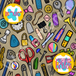 Op de afbeelding: Een kleurrijk naadloos patroon met verschillende knutselbenodigdheden, waaronder een schaar, een liniaal, een potlood, een vingerhoed, een slot, een sleutel, een spijker, een knoop, een spoel garen, een strik, een speldenknop, een pleister, een nagellak flesje, een kwast, een lijmstok, een lolly, een bal, een klok, een schaakstuk en een noot. Het patroon is op een bruine achtergrond en bevat de tekst "WAFFLEMAMA FABRIC DESIGN".